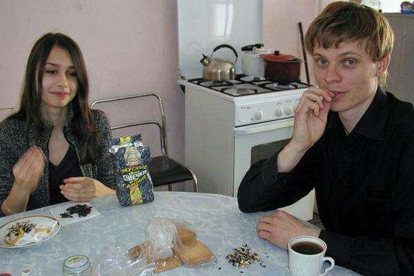 美国游客到中国，体验中国特色零食后嫌弃：这