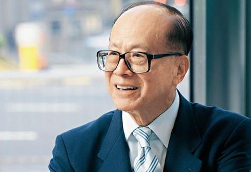 李嘉诚只有两个儿子，却把家产分成3份，她最受