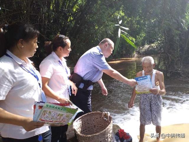 靖民镇寿溪桥社区警格开展夏季森林防火宣传活动