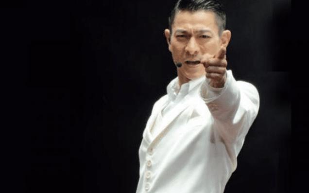 明星演唱会上的尴尬时刻，话筒拿反、裤子开裆