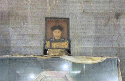 乾隆喜欢对称美，为何地宫却歪了一大截，专家