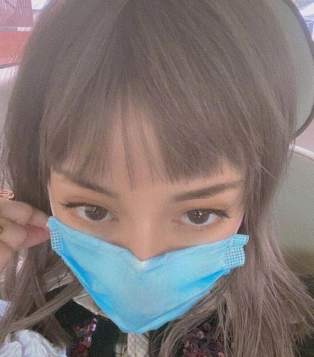 迪丽热巴越来越“Lisa化”了？齐刘海黑眼线，好似双胞胎姐妹