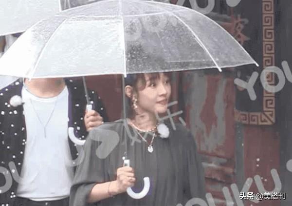 白百何成功复出，最新综艺路透留齐刘海扎高马尾，生图不像36岁人