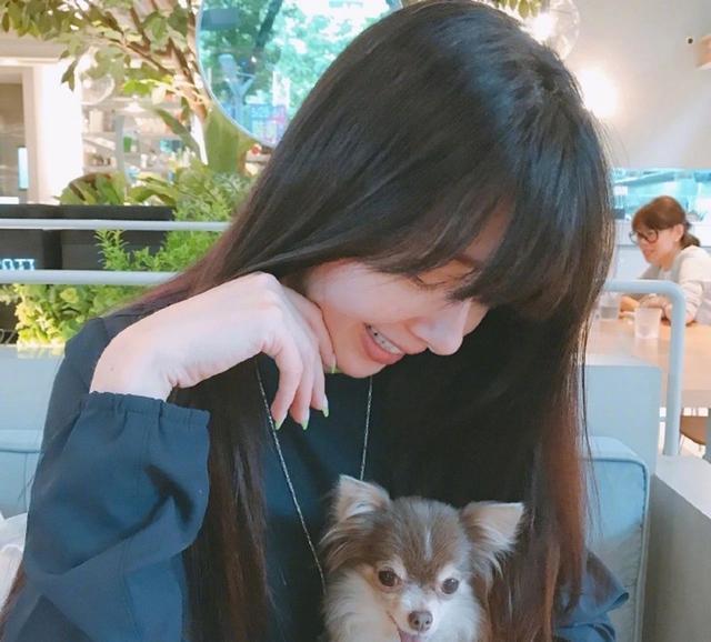 被曝怀孕六个月！著名女星罕见晒近照惹热议：网民直指刻意遮孕肚