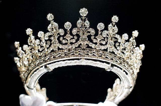 古老英国王室到底有多少绝世珠宝？看英女王的头上和身上就知道了