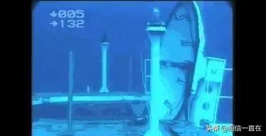 潜艇关闭发动机，静卧在航母下方的海底上，能