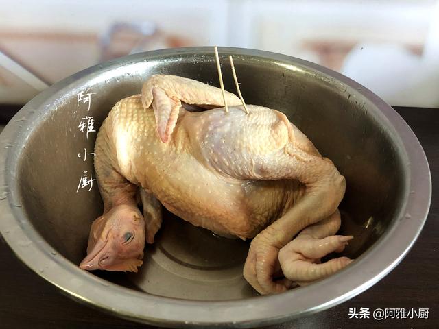 把1只鸡扔进电饭煲，不用放一滴水和油，出锅比烤鸡还好吃，真香