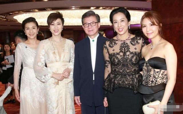 陈法蓉身穿深V领连衣裙，配短发亮相，赵雅芝气质远远不及她