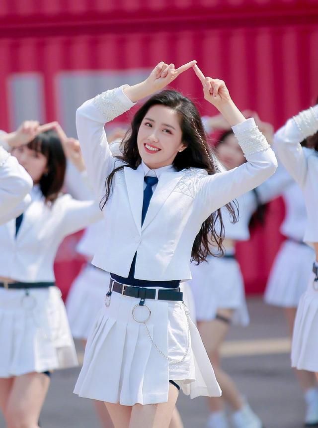 杨幂@宣传委员杨幂上线！发文王艺瑾和刘梦打Call 称其为嘉行选秀巅峰