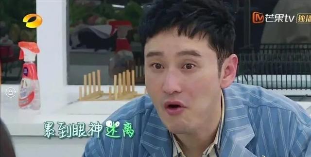 43岁黄晓明溶妆后打回原形，双目无神轮廓消失，网友：果然没整容