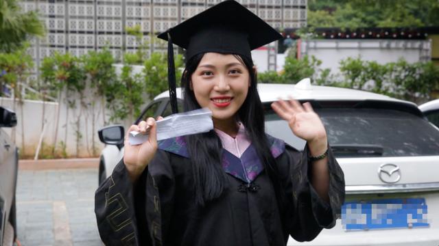 长沙女孩毕业季用辣条表白暗恋男生遭拒，结果甜翻闺蜜