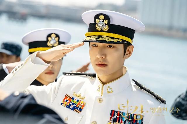 金秀贤新剧露腹肌，被投诉尺度过大，韩国男星