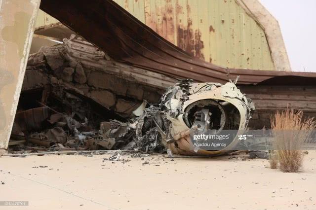 利比亚一军事强人被打惨，重要基地被对手占领，部队狼狈撤离首都