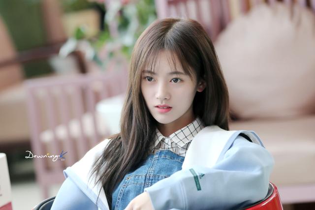 鞠婧祎“初中照”，穿舞蹈服秀奶油肌，网友：给跪了