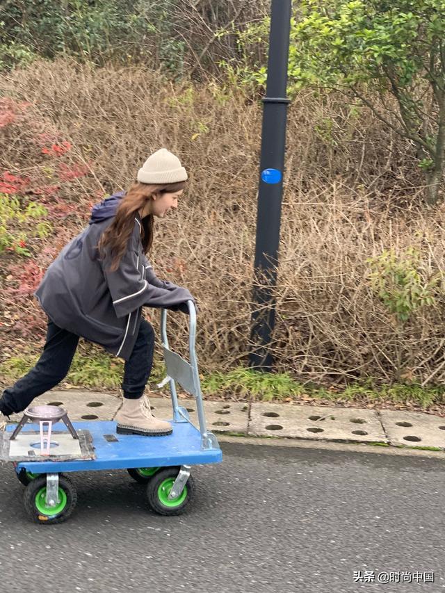学拍毕业照｜跟李沁、张雨绮、赵露思摆“pose”，用新姿势解锁青春纪念册