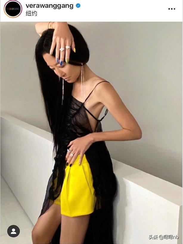 “婚纱女王”王薇薇身材绝了，71岁双腿似少女，马甲线更是逆天