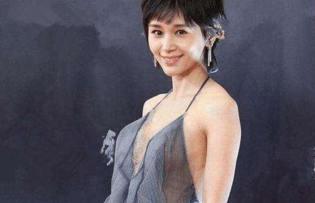 王子文的腿有多直？看到她在“走猫步”后，腿