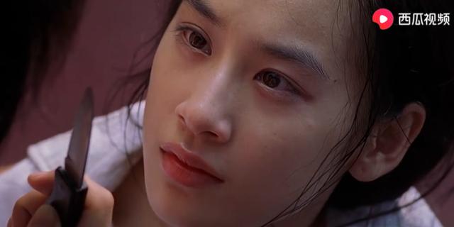 黄圣依还原“社会人站姿”，单手揣兜变表情包