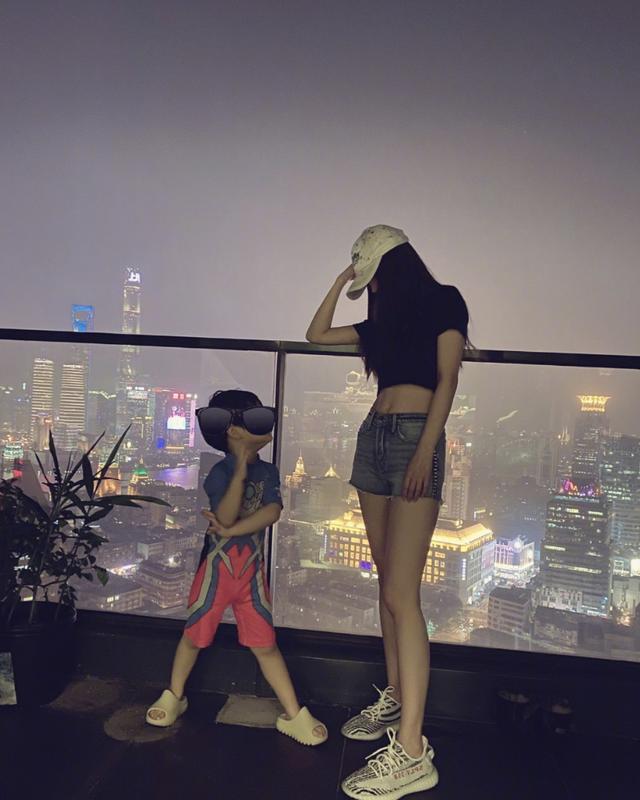 baby穿浴袍陪儿子游泳被偶遇，小海绵正脸出镜，神似黄晓明