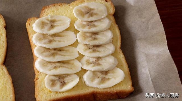 家里香蕉太多，吃不完怎么办？配上面包片做成早餐，家人都说好吃
