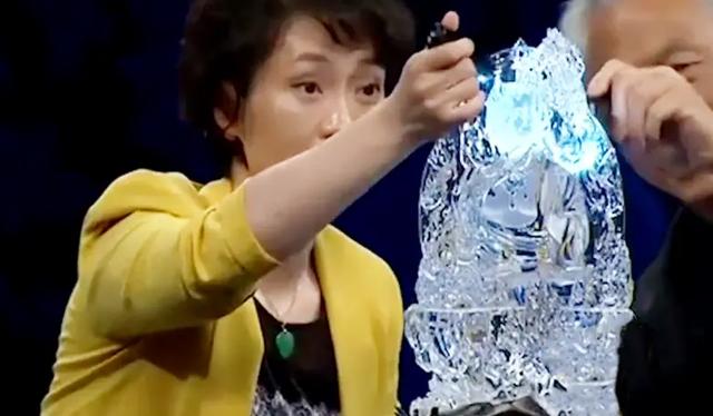 山西美女把菩萨像拿去鉴宝，关了灯光后，专家