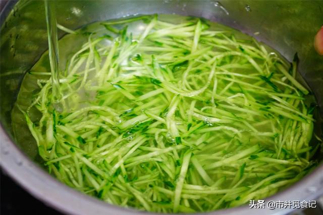 蒜泥白肉简单家常做法，好吃全因这碗料汁，学会味道不比饭店差