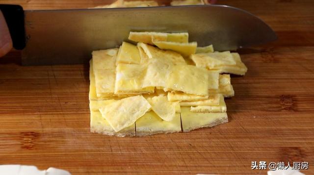 天热喝什么汤？嫩滑的豆腐，酥软的蛋皮，教你做豆腐蛋皮汤