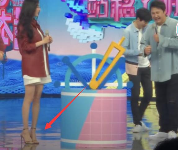 有一种站姿叫杨幂穿高跟鞋，无美颜镜头下曝光