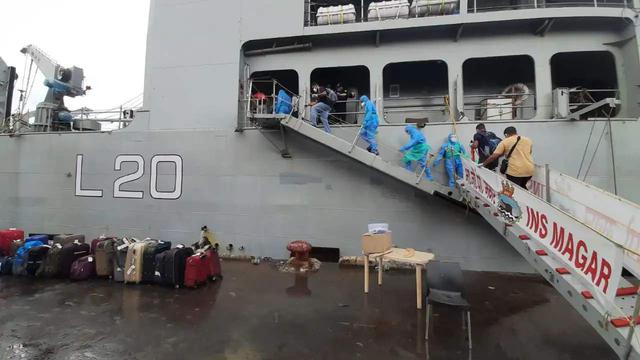 印度派军舰撤侨还收费？每人收费10万卢比，大批