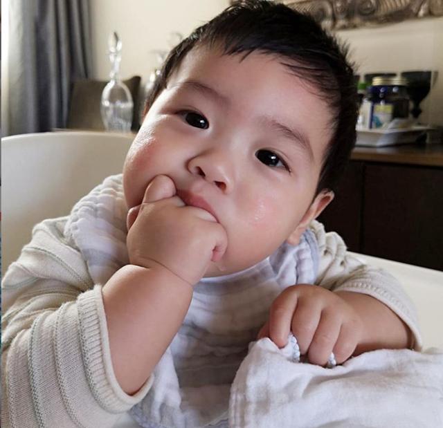 乐基儿晒儿子吃饭萌照，Hunter虎头虎脑大眼睛，二婚也幸福