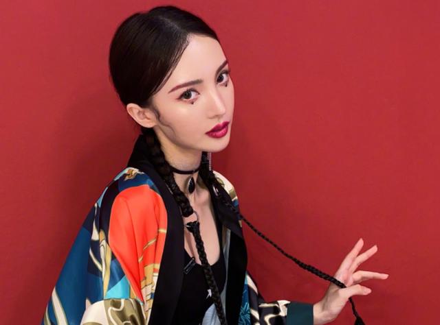 都说金晨天鹅颈好看，殊不知是“后天”形成，这方法光听都觉得疼