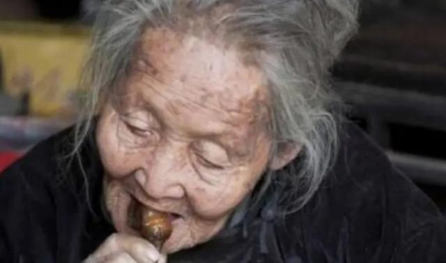 一农妇只吃咸菜，不舍花钱看病，死后屋里现金