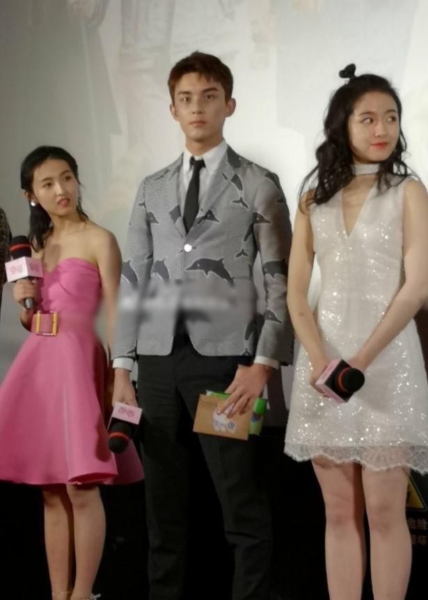 有种“合影杀手”叫张子枫，电棍腿抢镜，真替