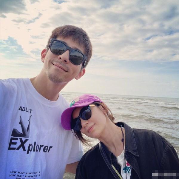 贾静雯晒与女儿亲密自拍，咘咘扎丸子头好呆萌！波妞变“豁牙妹”