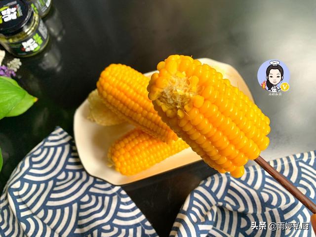 煮玉米，切记别只会用清水直接煮，多加1勺“它”玉米香甜又软糯