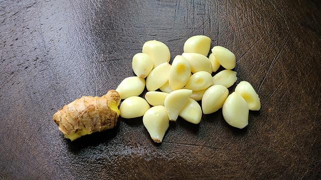 鸡肉这样做味道更香，教你一道蒜香鸡的做法，咸香美味又下饭