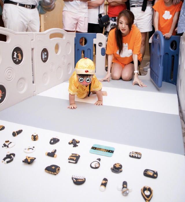 安以轩挺孕肚为1岁儿子庆生，一家三口穿亲子装，室外派对好梦幻