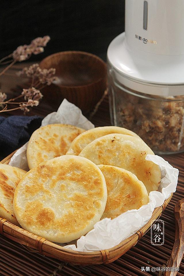 快立秋了，早餐饼这样做营养更足，皮薄馅多又美味，家人喜欢吃