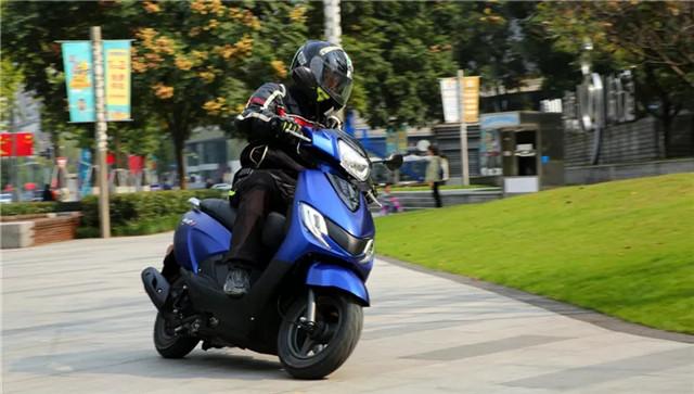 代步踏板小海豚，前轮碟刹一体式座垫，110CC发动