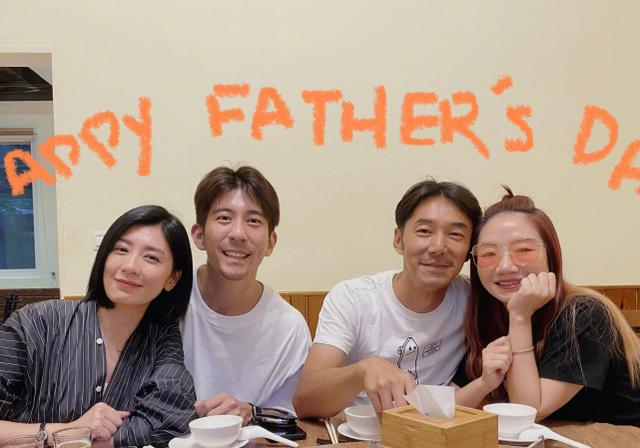 贾静雯陶子两家同庆父亲节，9人全家福超喜感，两位爸爸神奇撞脸
