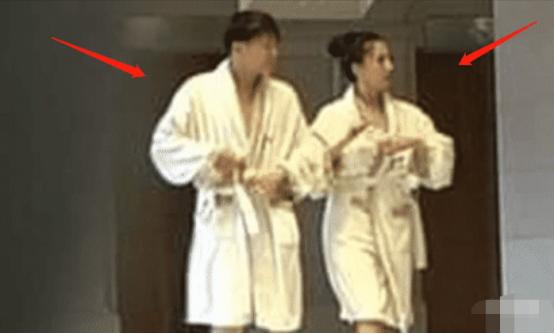30岁女星离婚不到4个月，和富商同穿酒店浴袍，