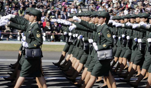 日本女兵背小挎包装什么？竟保持50年不变