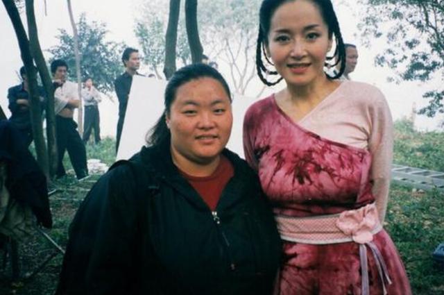 她是首位电影版黄蓉，做了4年“大哥的女人”，至今已单身24年