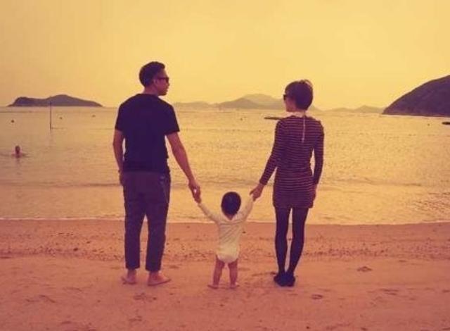 孙俪罕带儿女出席活动！搂怀里防跟拍显霸气，等等身高到妈妈肩膀