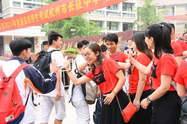 班主任|高考结束班主任获考生公主抱 高考结束班主任获考生公主抱