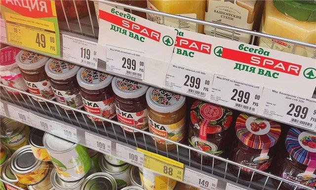 去俄罗斯旅游，跟3个美女合照收费20元，网友：好便宜啊