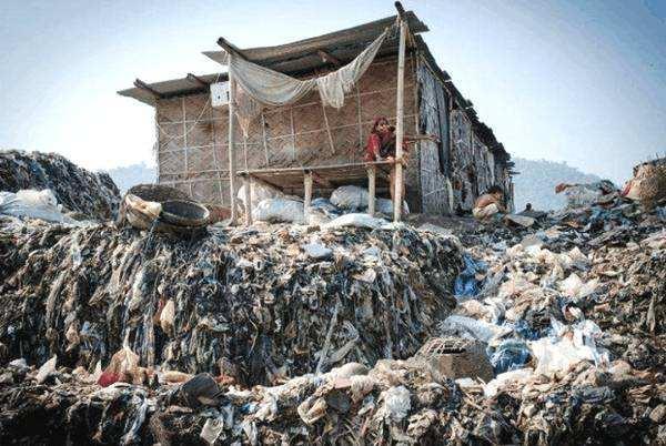 印度接收“洋垃圾”后，首都现17层楼高垃圾山，附近居民“哭了”