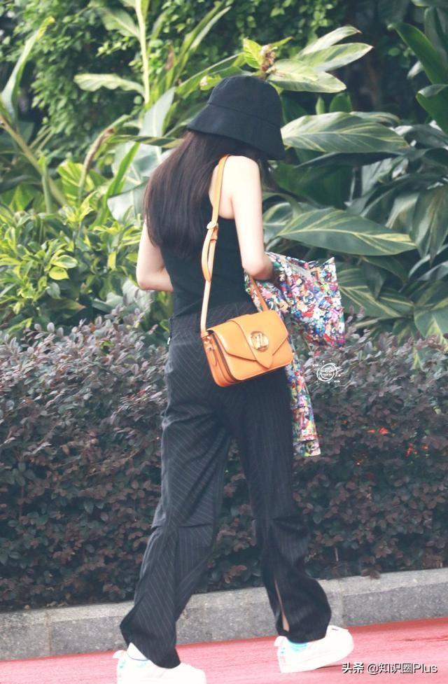 杨幂海洋之心项链搭配渔夫帽+黑色背心，一身