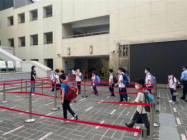 上海又一批学生复课：“小神兽”6:40被外婆送到学校，比保安来得还早