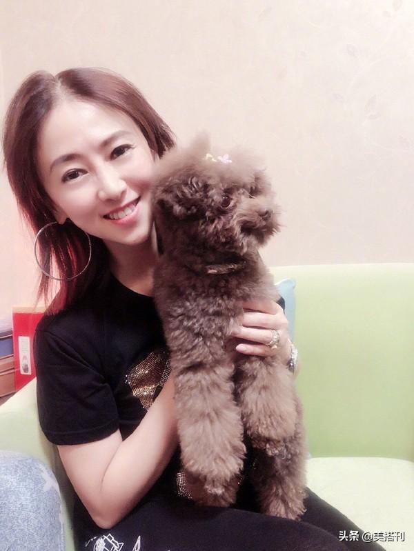 52岁翁虹近照曝光，穿运动内衣运动裤健身，状态好得太不真实了